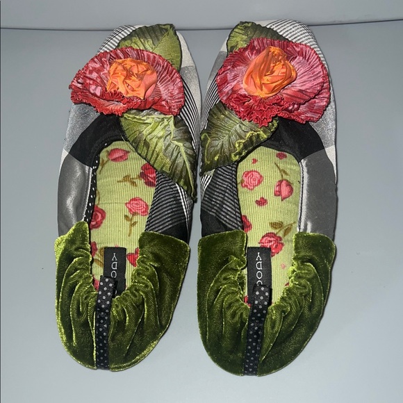 Women's Goody Goody Floral Slippers - Picture 2 of 9